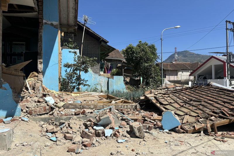 Kondisi salah satu rumah warga yang mengalami kerusakan cukup parah pascagempa di Kabupaten Bandung, Jawa Barat, Kamis (19/9/2024). (ANTARA/Rubby Jovan)