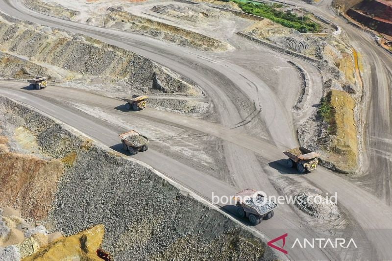 Aktivitas truk angkut material tambang milik AMMAN di Sumbawa Barat, NTB. ANTARA/HO-AMMAN