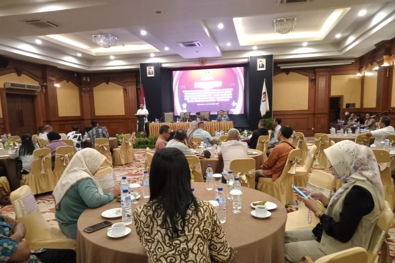 Kepala Satuan Polisi Pamong Praja (Satpol PP) Kota Mataram Irwan Rahadi (podium) mewakili Wali Kota Mataram menghadiri kegiatan rapat koordinasi pembentukan anggota Kelompok Penyelenggara Pemungutan Suara (KPPS) Pemilihan Gubernur dan Wakil Gubernur Nusa Tenggara Barat serta Wali Kota dan Wakil Wali Kota Mataram 2024 di Mataram, Provinsi Nusa Tenggara Barat, Jumat (20/9-2024). (ANTARA/Nirkomala)