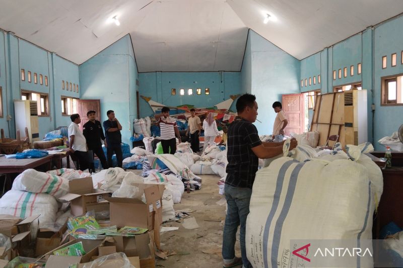 Petugas Dinas Pendidikan dan Kebudayaan Kabupaten Mukomuko menyiapkan seragam sekolah untuk diserahkan kepada sekolah di daerah ini, Jumat (20/9/2024) ANTARA/Ferri.