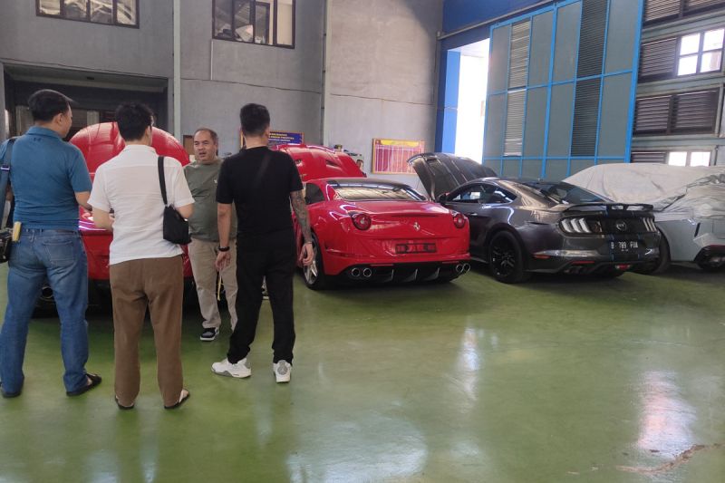 Sejumlah kendaraan yang dilelang dari kasus penipuan investasi DNA Pro. ANTARA/Ho-Kejagaung