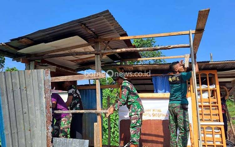 Rangkaian HUT ke 79 TNI, Babinsa dan Masyarakat Gotong- Royong Bantu Bangun RTLH