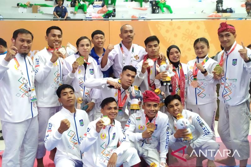 Para kenshi dan pelatih tim Kempo NTB foto bersama menunjukkan medali jelang penutupan Shorinji Kempo PON XXI Aceh-Sumut wilayah 2024, di GOR KONI Aceh, Banda Aceh, Jumat (20/9/2024) (ANTARA/Rahmat Fajri)