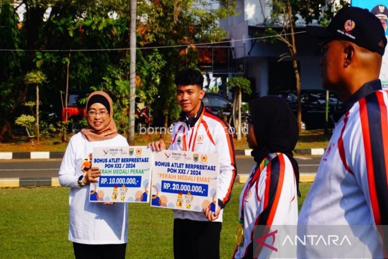 Pemkab Batang Serahkan Bonus kepada Atlet Berprestasi PON XXI