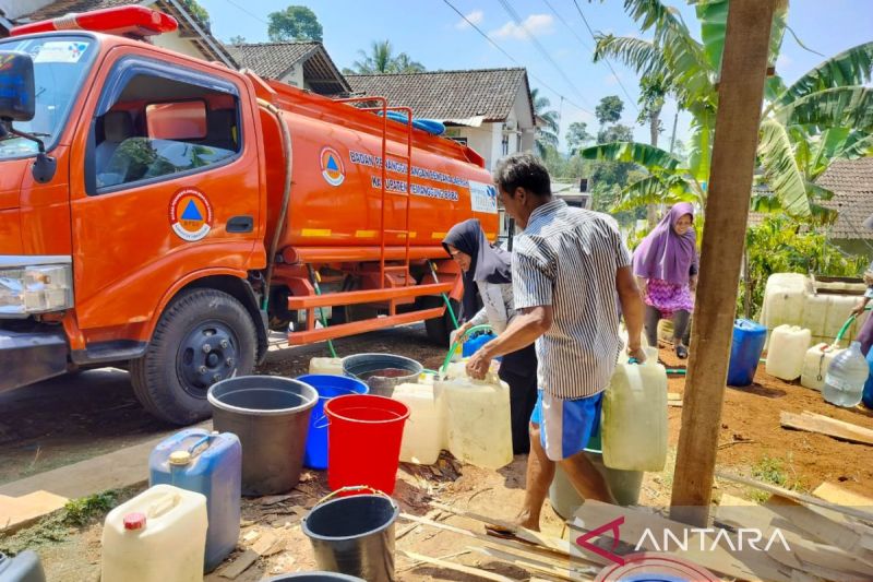 BPBD Kabupaten Temanggung menyalurkan bantuan air bersih ke salah satu desa. ANTARA/Heru Suyitno