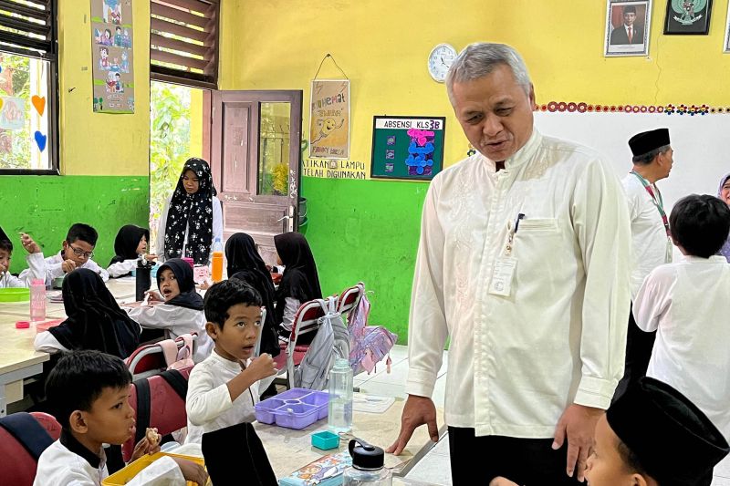 Sekretaris Dinas Pendidikan Kota Tangerang, Totong Suwarto saat meninjau pelaksanaan MBG di SDN Perumnas 3, Cibodas, Jum'at. ANTARA/HO-Pemkot Tangerang