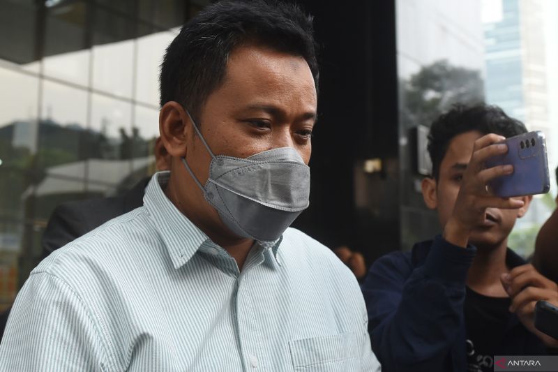 Arsip foto - Ketua Gabungan Pelaksana Konstruksi Nasional Indonesia (Gapensi) Semarang, Martono menjawab pertanyaan wartawan usai menjalani pemeriksaan di Gedung Merah Putih KPK, Jakarta, Rabu (31/7/2024). Penyidik KPK memeriksa Martono sebagai saksi dalam tiga kasus dugaan korupsi di lingkungan Pemkot Semarang, yaitu dugaan korupsi pengadaan barang dan jasa tahun 2023-2024, dugaan pemerasan terhadap pegawai negeri atas insentif pemungutan pajak dan retribusi daerah, serta dugaan penerimaan grat