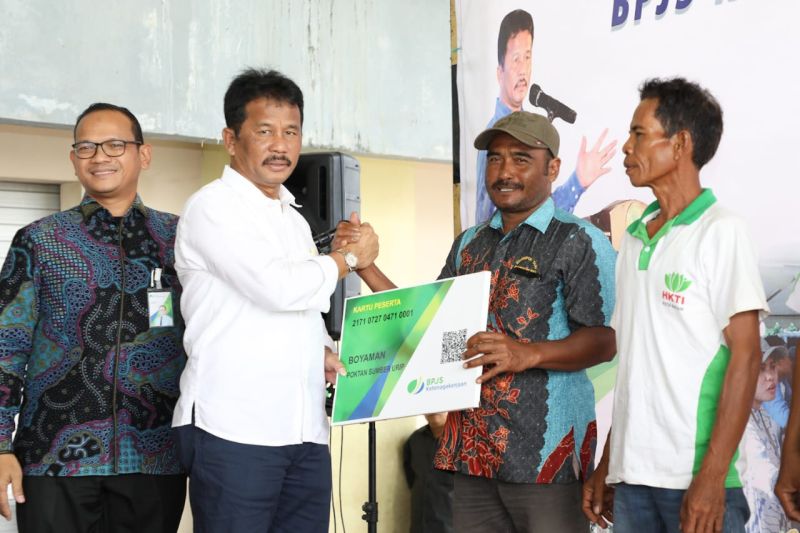 Pemerintah Batam Serahkan Jaminan BPJS Ketenagakerjaan untuk Petani