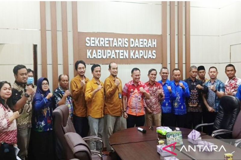 Sekda Kapuas Septedy beserta jajaranya melakukan foto bersama dengan jajaran PT PLN Nusantara Power Pulang Pisau, usai menggelar rapat pembahasan kerja sama di Kuala Kapuas,Kamis (19/9/2024). ANTARA/All Ikhwan