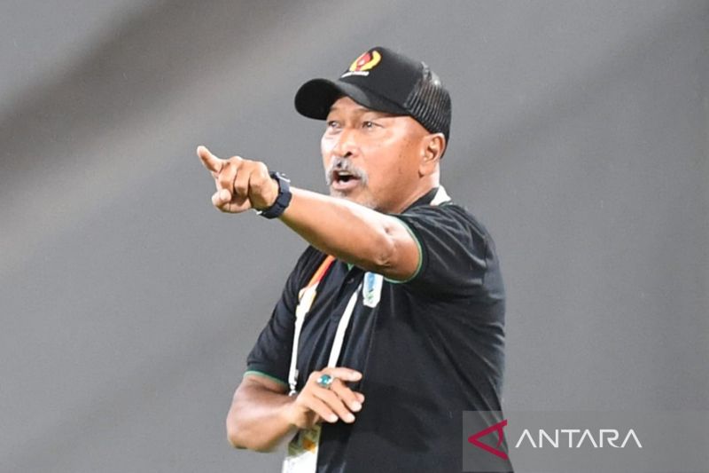 Pelatih tim sepak bola putra PON Jawa Timur, Fakhri Husaini, memberikan instruksi kepada pemainnya dalam laga final PON XXI Aceh-Sumut 2024 melawan Jawa Barat di Stadion Harapan Bangsa Banda Aceh, Rabu (18/9/2024) (ANTARA FOTO/Syifa Yulinnas)