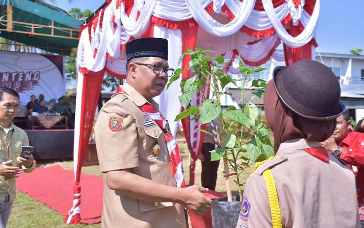 Pj Bupati Kapuas, Darliansjah saat buka Tingang Menteng Scout Camp I Tingkat Cabang Kapuas Tahun 2024 pada Jumat, 20 September 2024. (FOTO: IST)