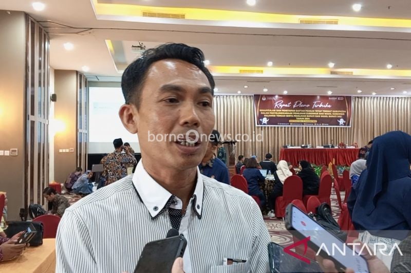 Ketua Bawaslu Kabupaten Sigi Hairil saat mengikuti rapat pleno terbuka rekapitulasi dan penetapan daftar pemilih tetap (dpt) tingkat kabupaten pada pilkada serentak tahun 2024. ANTARA/MOH SALAM