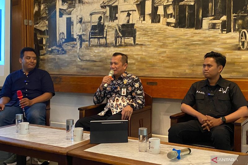 Direktur Jenderal Hak Asasi Manusia Dhahana Putra (tengah) dan Ketua Umum Ikatan Wartawan Hukum atau Iwakum Irfan Kamil (kanan) saat diskusi "Melindungi Hak Asasi Wartawan dalam Era Informasi: Pentingnya Perlindungan dan Peran Serikat Pekerja" di Cikini, Jakarta, Jumat (20/9/2024). ANTARA/Fath Putra Mulya