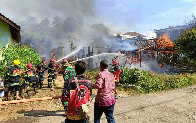 Sebuah Rumah dan Sepeda Motor di Kelurahan Tamiang Layang Ludes Terbakar