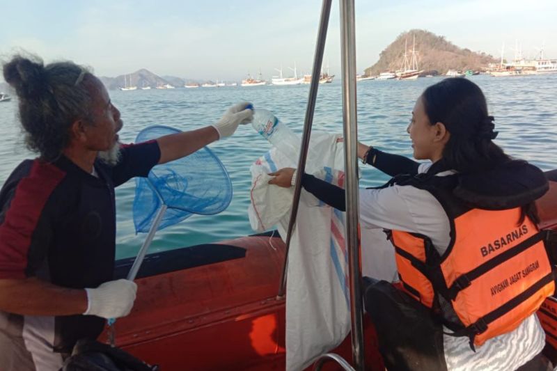 Pembersihan Pesisir dan Laut oleh KSOP Labuan Bajo Menyambut Harhubnas 2024