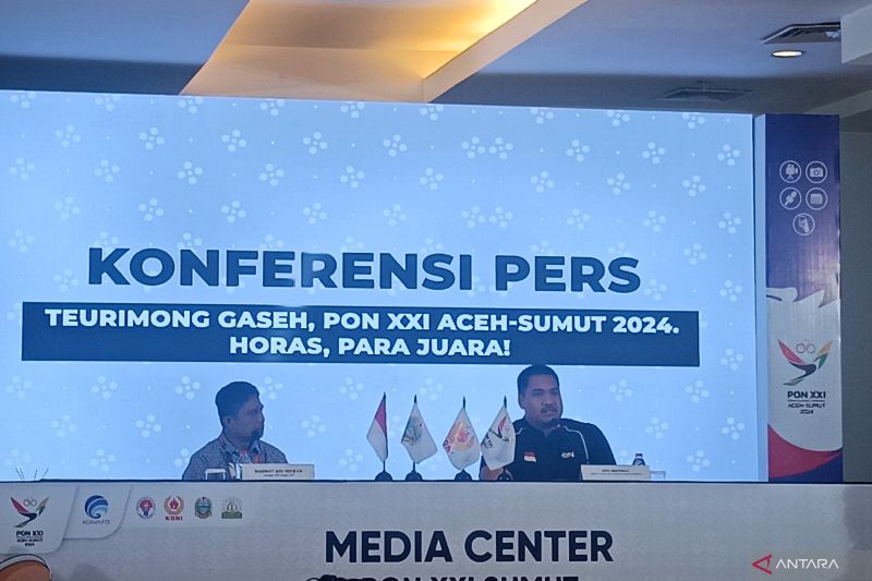 Youth and Sports Minister Dito Ariotedjo (right) at a press conference in Medan, North Sumatra, on Friday (September 20, 2024). ANTARA/Tri Meilani Ameliya