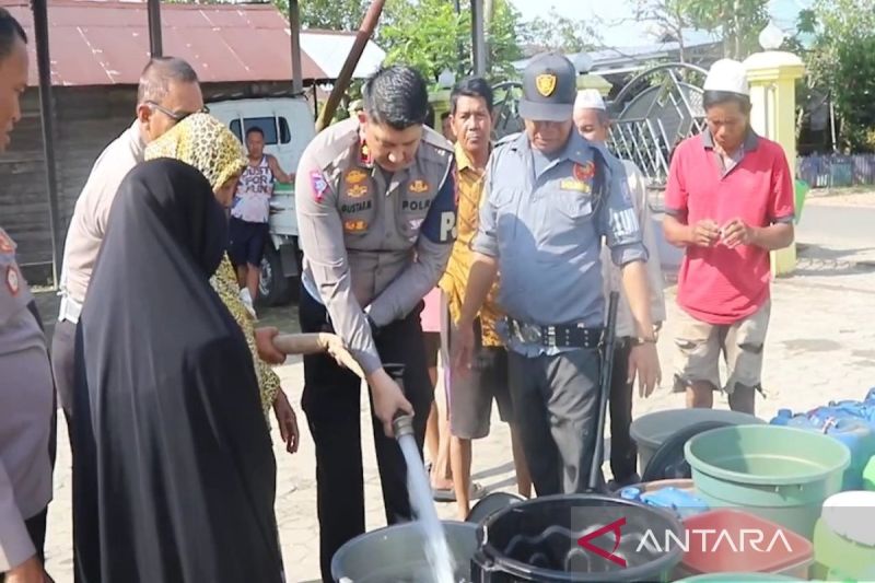 Polda Kalsel Bagikan Air Bersih untuk Warga Aluh-Aluh saat Krisis