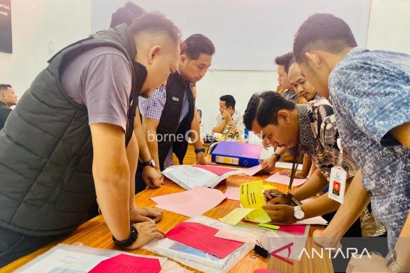 Penyidik Unit Tipidkor Satuan Reserse Kriminal Polres Aceh Barat menyerahkan berkas dugaan tindak pidana korupsi program pengelolaan produksi kedelai ke Kejaksaan Negeri Aceh Barat di Meulaboh, Jumat (20/9/2024). (ANTARA/Teuku Dedi Iskandar)