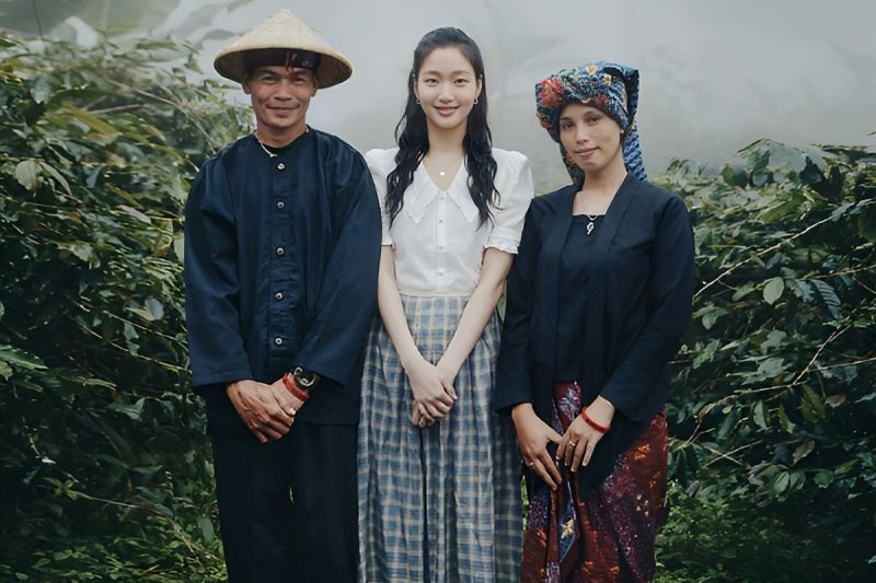 Kim Go-eun Tampilkan Pesona di Kebun Kopi Ciwidey Bandung