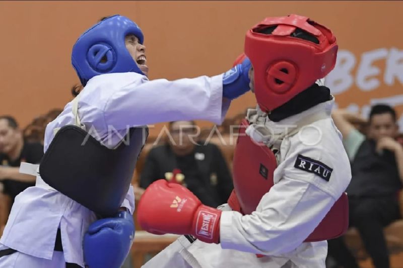 Atlet shorinji kempo NTB Rini Kurniati (kiri) meninju atlet Riau Nor Lolita (kanan) pada final randori putri kelas 55-60 kg PON XXI Aceh-Sumut 2024 di GOR Koni Aceh, Banda Aceh, Aceh, Kamis (19/9/2024). (ANTARA FOTO/Adeng Bustomi/pras)