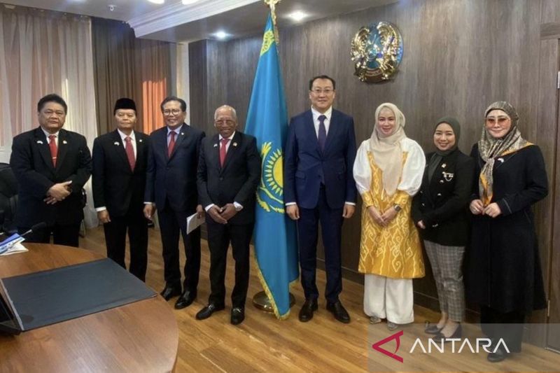 Pertemuan Delegasi Grup Kerja Sama Bilateral (GKSB) DPR RI yang dipimpin I Wayan Sudirta yang didampingi Dubes RI di Astana, Fadjroel Rachman dengan Wakil Menteri Perdagangan Kazakhstan, Kairat Torebayev di Astana, Kazakhstan. ANTARA/HO-KBRI Astana.