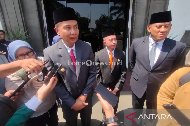 Pj Gubernur Jabar Bey Machmudin memberikan keterangan di Gedung Sate Bandung, Jumat (20/9/2024). (ANTARA/Ricky Prayoga)