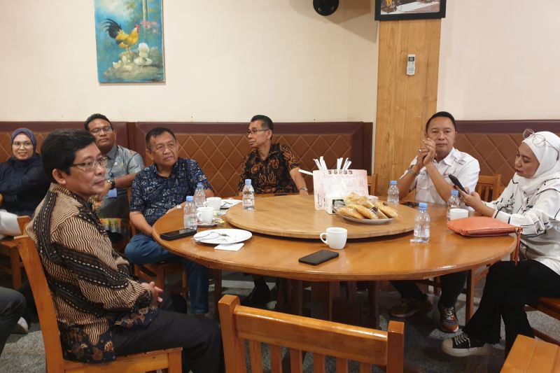 Plt Kadisbudpar Sumsel Pandji Tjahjanto (kiri) bersama Pengurus Masata Sumsel pada acara silaturahim di Palembang, Jumat (20/9/2024). (ANTARA/Yudi Abdullah)