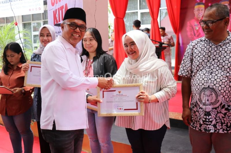 Bupati Luwu Timur Serahkan Penghargaan untuk Wajib Pajak Berprestasi
