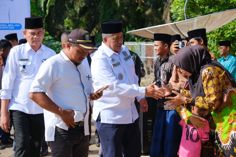 Bupati Siak Alfedri ketika menghadiri acara di Pondok Pesantren Al Muttaqien Kecamatan Bungaraya, Rabu (18/9). (ANTARA/HO-Pemkab Siak)