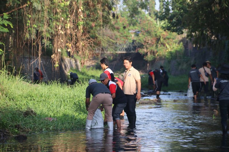 Masyarakat dan Pemerintah Kabupaten Buleleng melakukan pembersihan sungai dalam rangkaian memperingati Hari Bersih-bersih sedunia di Buleleng, Bali, Jumat (20/9/2024). ANTARA/HO-Humas Pemkab Buleleng
