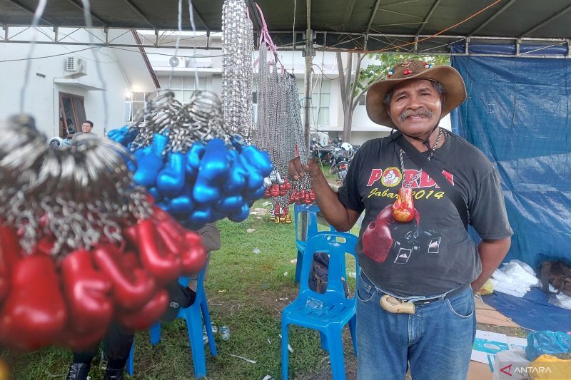 Cinta dan Dedikasi Mateus, Penjual Suvenir Tinju di PON 2024