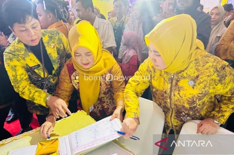Ketua TP PKK Provinsi Kalimantan Selatan (Kalsel) Raudatul Jannah Sahbirin (kanan) dan Kepala Dinas Pemberdayaan Perempuan Perlindungan Anak dan Keluarga Berencana Provinsi Kalimantan Selatan (DPPPA-KB Kalsel) Sri Mawarni (tengah) saat mengunjungi stan pada ajang Kalsel Expo di Banjarbaru, Jumat (20/9/024). ANTARA/HO-DPPPA-KB Provinsi Kalsel