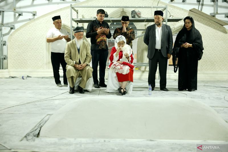Megawati Ziarah Emosional di Makam Imam Al Bukhari Uzbekistan