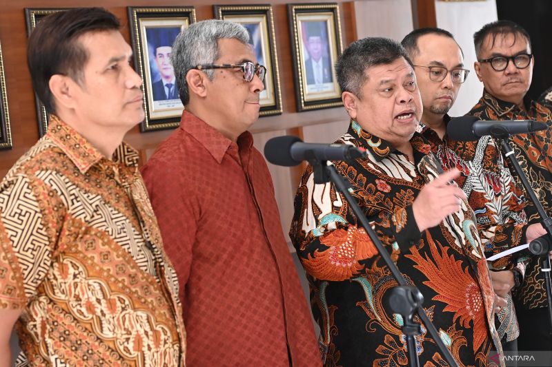 Arsip foto - Ketua Pansel Calon Pimpinan dan Dewan Pengawas KPK Muhammad Yusuf Ateh (tengah) didampingi anggota (kiri ke kanan) Y Ambeg Paramarta, Rezki Sri Wibowo, Ivan Yustiavandana, Elwi Danil menyampaikan keterangan pers di kantor Kementerian Sekretariat Negara, Jakarta, Rabu (11/9/2024). ANTARA FOTO/Sigid Kurniawan/nym
