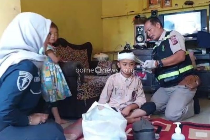 Petugas memeriksa kondisi kesehatan seorang anak yang menjadi korban gempa bumi di Kecamatan Pasirwangi, Kabupaten Garut, Jawa Barat, Jumat (20/9/2024). (ANTARA/HO-Polres Garut)