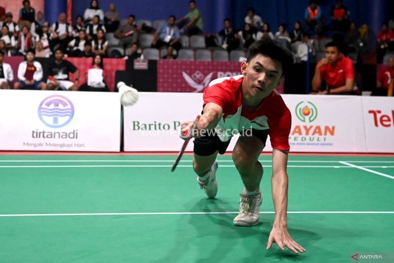 Pebulu tangkis Jawa Tengah Richie Duta Ricardo mengembalikan kok saat bertanding melawan pebulu tangkis Jakarta Rizki Dwi Cahyo pada final bulu tangkis beregu putra PON XXI Aceh-Sumut 2024 di Gedung PBSI, Dinas Pemuda dan Olahraga Sumatera Utara (Disporasu), Medan, Sumatera Utara, Kamis (12/9/2024). Jawa Tengah meraih medali emas setelah mengalahkan DKI Jakarta dengan skor 3-1. ANTARA FOTO/Yulius Satria Wijaya/nz. (ANTARA FOTO/YULIUS SATRIA WIJAYA)