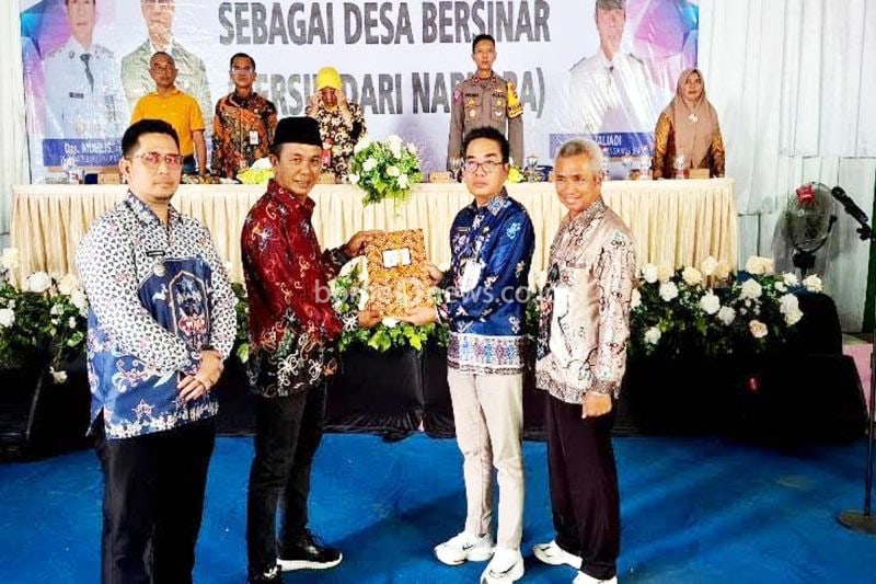 Asisten Pemerintahan dan Kesra Setda Barito Utara Eveready Noor didampingi Kaban KesbangPol, Rayadi menyerahkan SK penetapan Desa Jangkang Baru menjadi Desa Bersinar kepada Kepala Desa Jangkang Baru Jaliadi didampingi Camat Lahei Barat Adi Suwarman di Desa Jangkang Baru, Kecamatan Barat,Jumat (20/9/2024).ANTARA/HO-KesbangPol Barut