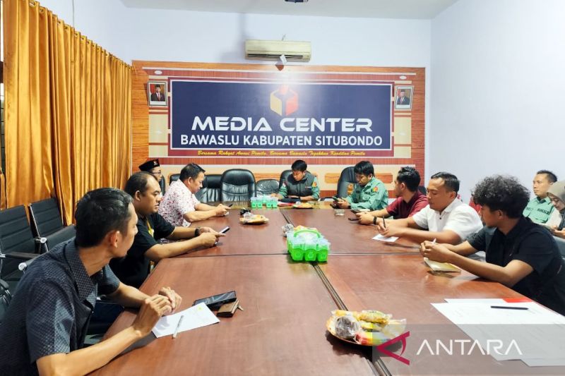 Komisioner Bawaslu Kabupaten Situbondo, Jawa Timur, rapat koordinasi bersama kepolisian, kejaksaan dan Bakesbangpol. Jumat (20/9/2024) ANTARA/Novi Husdinariyanto