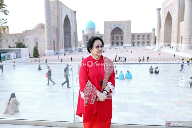 Presiden Kelima RI Megawati Soekarnoputri saat berfoto di depan Registan Square, Samarkand, Uzbekistan, Jumat (20/9/2024). ANTARA/Monang Sinaga.
