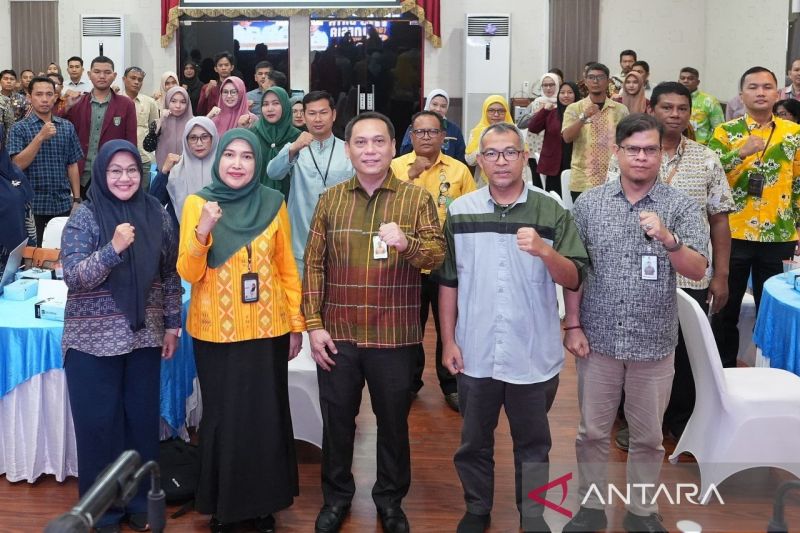 Kepala Dinas Kominfo Kota Medan Arrahmaan Pane (tengah) dalam pengembangan Satu Data Indonesia Kota Medan 2024, di Medan, Jumat (20/9/2024). (ANTARA/HO-Diskominfo Kota Medan)