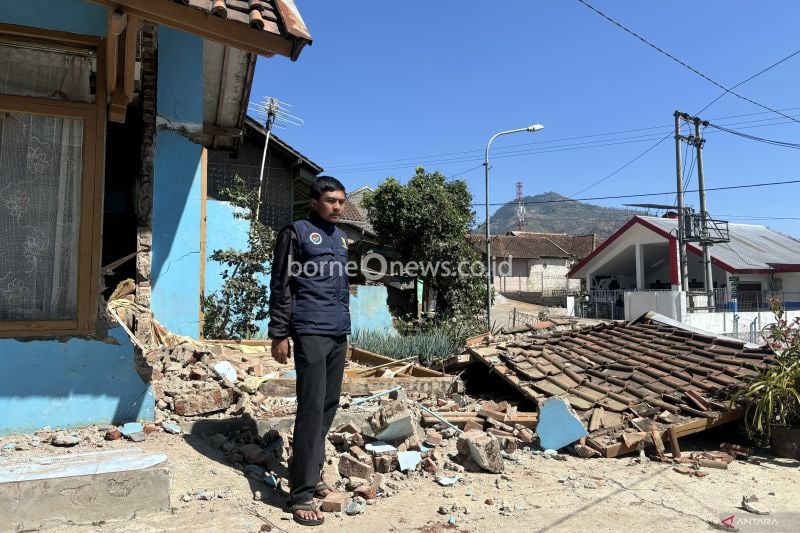 Salah seorang warga yang memperlihatkan rumahnya mengalami kerusakan berat usai terjadi gempa bermagnitudo 5.0 di Kabupaten Bandung, Jawa Barat, Jumat (20/9/2024). (ANTARA/Rubby Jovan)