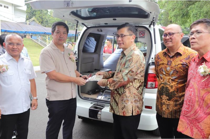 Acara penyerahan ambulans berlangsung di kampus Unklab dihadiri oleh Wakil Gubernur Sulawesi Utara, Steven Kandouw, beserta jajarannya, Rektor Universitas Klabat, Danny Rantung, serta Direktur Umum BSG, Joubert Dondokambey, bersama pimpinan lainnya, di Airmadidi, Jumat (20/9/2024). ANTARA/HO-BSG