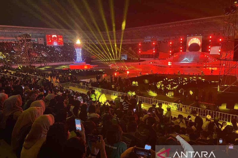 Tribun Stadion Utama Sumatera Utara di Kabupaten Deli Serdang dipenuhi warga yang menanti penutupan PON XXI Aceh Sumatera Utara, Jumat malam (20/9/2024). ANTARA/Harianto.