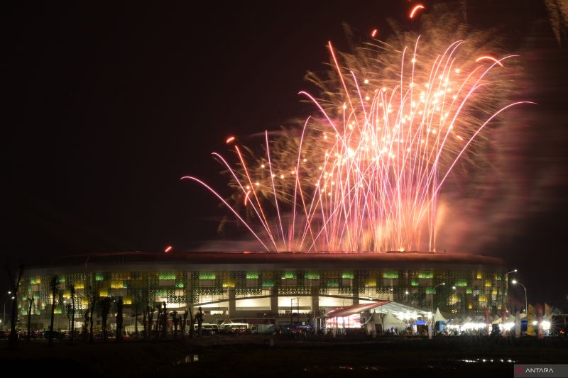 Pesta kembang api memeriahkan penutupan PON XXI Aceh-Sumut 2024 di Stadion Utama Sumatera Utara, Sumut Sport Centre, Deli Serdang, Sumatera Utara, Jumat (20/9/2024). ANTARA FOTO/Fauzan/rwa. (ANTARA FOTO/FAUZAN)