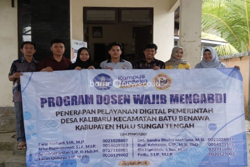 Tim pengabdian masyarakat dari Universitas Lambung Mangkurat (ULM) foto bersama usai kegiatan di Desa Kalibaru, Kabupaten Hulu Sungai Tengah, Kalimantan Selatan. (ANTARA/HO-Tim ULM)