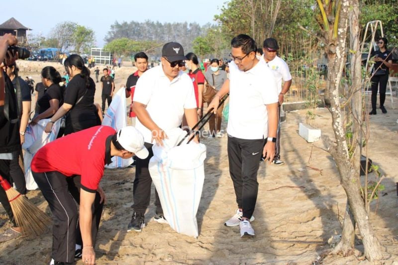 Pemerintah Kota Denpasar bersama komunitas dan seluruh OPD di lingkungan Pemerintah Kota Denpasar menggelar aksi bersih-bersih pantai di Kawasan Pantai Mertasari Sanur, Jumat (20/9/2024). ANTARA/HO-Humas Pemkot Denpasar