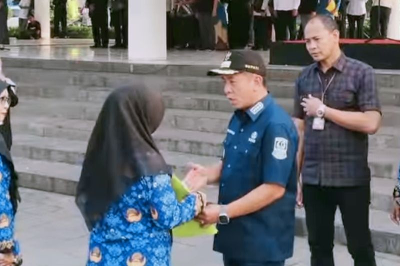 Bupati Karawang Serahkan SK dan SPK kepada Ribuan ASN Baru