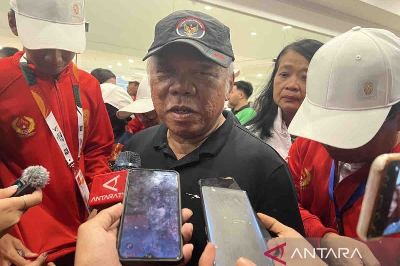 Menteri Pekerjaan Umum dan Perumahan Rakyat (PUPR) Basuki Hadimuljono menjawab pertanyaan awak media ditemui seusai penutupan PON XXI di Stadion Utama Sumut, di Deli Serdang, Jumat malam (20/9/2024). ANTARA/Harianto