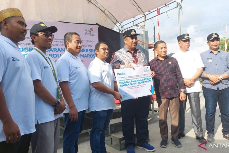 Penyerahan sarana air bersih oleh PLN kepada Pemkab Maros di Desa Salenrang, Jumat (20/09/2024). ANTARA/Nur Suhra Wardyah