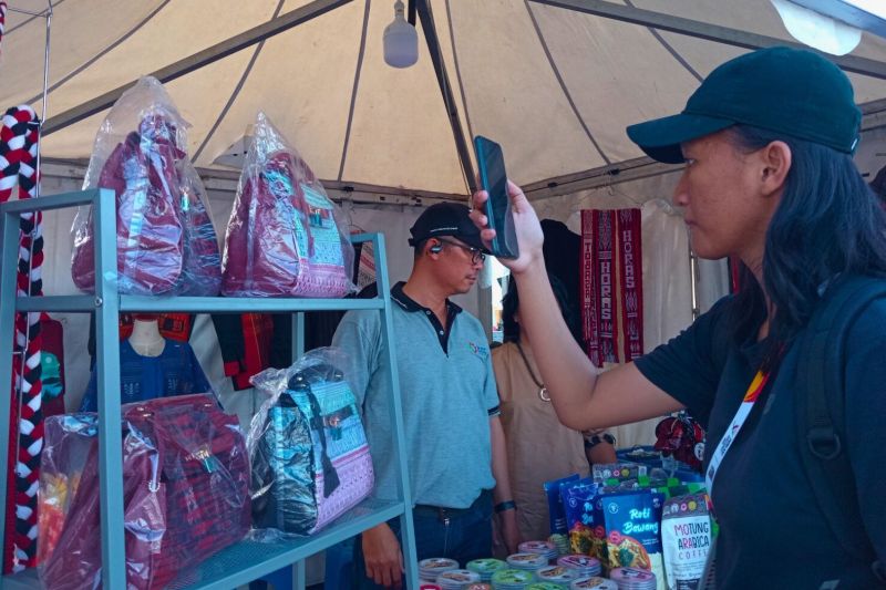 Ulos jadi oleh-oleh primadona di PON XXI Aceh-Sumut 2024